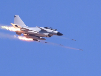 火力全开！直击空军航空兵实弹地靶训练