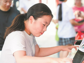 “琴岛告白”迎国庆 鼓浪屿奏响爱国曲