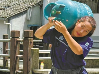 一位山村送气女工的十年坚守
