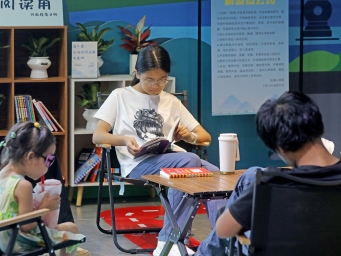 杭州地铁设“清凉阅读角” 让纳凉时光与书香相伴